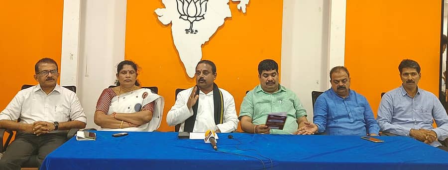 ಸುದ್ದಿಗೋಷ್ಠಿಯಲ್ಲಿ ಸುದರ್ಶನ ಮೂಡುಬಿದಿರೆ ಮಾತನಾಡಿದರು. ರವಿಶಂಕರ ಮಿಜಾರು, ಕಸ್ತೂರಿ ಪಂಜ, ವೇದವ್ಯಾಸ ಕಾಮತ್‌, ಜಗದೀಶ ಶೇಣವ ಹಾಗೂ ವಿಜಯ್‌ ಕುಮಾರ್‌ ಇದ್ದಾರೆ– ಪ್ರಜಾವಾಣಿ ಚಿತ್ರ