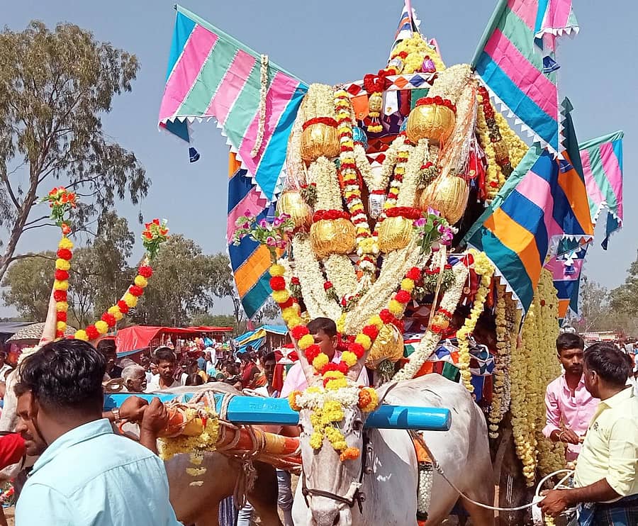 ದೇವಸ್ಥಾನಕ್ಕೆ ಆಗಮಿಸುತ್ತಿರುವ ಅಲಂಕೃತ ಬಂಡಿ
