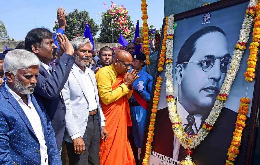 ನಗರದಲ್ಲಿ ಭಾನುವಾರ ‘205ನೇ ಭೀಮಾ ಕೋರೆಗಾಂವ್ ವಿಜಯೋತ್ಸವ ಹಾಗೂ ಧ್ವಜವಂದನಾ ಕಾರ್ಯಕ್ರಮ’ದಲ್ಲಿ (ಎಡದಿಂದ) ಎಸ್.ಸಿ/ಎಸ್.ಟಿ ಸರ್ಕಾರಿ ನೌಕರರ ಸಮನ್ವಯ ಸಮಿತಿ ರಾಜ್ಯ ಘಟಕದ ಅಧ್ಯಕ್ಷ ಡಿ. ಶಿವಶಂಕರ್, ಬಹುಜನ ದ್ರಾವಿಡ ಪಕ್ಷದ ರಾಷ್ಟ್ರೀಯ ಅಧ್ಯಕ್ಷ ಜೀವನ್ ಕುಮಾರ್ ಮಲ್ಲ, ಸಂವಿಧಾನ ಸಂರಕ್ಷಣಾ ಮಹಾಒಕ್ಕೂಟದ ಮುಖಂಡ ಬಿ. ಗೋಪಾಲ್, ಧಮ್ಮ ಚಾರಿಟಬಲ್ ಟ್ರಸ್ಟ್ನ ಅಧ್ಯಕ್ಷ ಬಂತೆ ಬೋಧಿ ಪ್ರಜ್ಞಾನಂದ ಅಂಬೇಡ್ಕರ್ ಅವರ ಭಾವಚಿತ್ರಕ್ಕೆ ಪುಷ್ಪ ನಮನ ಸಲ್ಲಿಸಿದರು. -ಪ್ರಜಾವಾಣಿ ಚಿತ್ರ