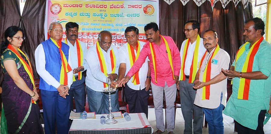 ಬೀದರ್ನ ಸಮತಾ ಪ್ರೌಢಶಾಲೆಯಲ್ಲಿ ನಡೆದ ಜಿಲ್ಲಾ ಮಟ್ಟದ ಕವಿಗೋಷ್ಠಿ, ಗೌರವ ಸನ್ಮಾನ ಹಾಗೂ ಜಾನಪದ ಸಂಗೀತ ಕಾರ್ಯಕ್ರಮವನ್ನು ವಿಧಾನ ಪರಿಷತ್ ಮಾಜಿ ಸದಸ್ಯ ಕೆ.ಪುಂಡಲೀಕರಾವ್ ಉದ್ಘಾಟಿಸಿದರು