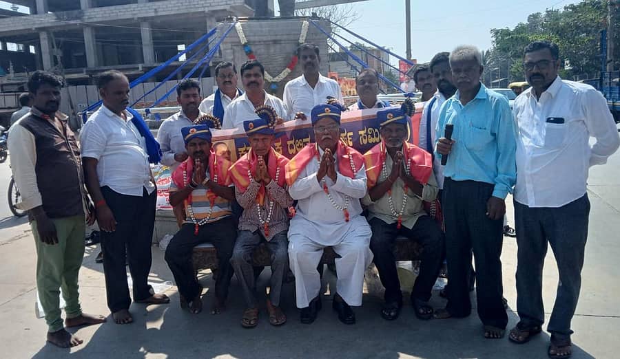 ಕರ್ನಾಟಕ ದಲಿತ ಸಂಘರ್ಷ ಸಮಿತಿಯಿಂದ (ಅಂಬೇಡ್ಕರ್ ವಾದ) ದಾವಣಗೆರೆ ಅಂಬೇಡ್ಕರ್ ಸರ್ಕಲ್ನಲ್ಲಿ ಭಾನುವಾರ ಭೀಮ ಕೋರೆಗಾಂವ್ ವಿಜಯೋತ್ಸವದ ಪ್ರಯುಕ್ತ ಸಫಾಯಿ ಕರ್ಮಚಾರಿಗಳನ್ನು ಸನ್ಮಾನಿಸಲಾಯಿತು.