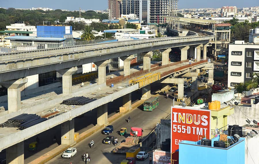 ಸಿಲ್ಕ್ಬೋರ್ಡ್ ಮೆಟ್ರೊ ರೈಲು ನಿಲ್ದಾಣದ ಬಳಿ ಡಬಲ್ ಡೆಕ್ಕರ್ ಮಾರ್ಗದ ಕಾಮಗಾರಿ ಅಂತಿಮ ಹಂತಕ್ಕೆ ತಲುಪಿರುವುದು–ಪ್ರಜಾವಾಣಿ ಚಿತ್ರ/ಕಿಶೋರ್ಕುಮಾರ್ ಬೋಳಾರ್