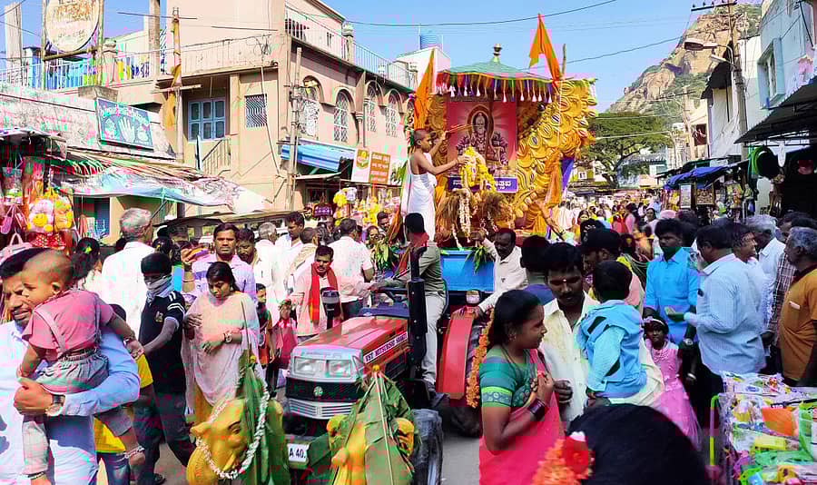 ಚಿಂತಾಮಣಿ ತಾಲ್ಲೂಕಿನ ಕೈವಾರದಲ್ಲಿ ಭಾನುವಾರ ಹೊಸವರ್ಷದ ಅಂಗವಾಗಿ ಯೋಗಿನಾರೇಯಣ ಯತೀಂದ್ರರ ಉತ್ಸವ ಮೂರ್ತಿಯ ಮೆರವಣಿಗೆ