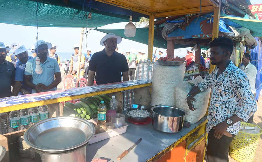 ದಕ್ಷಿಣ ಕನ್ನಡ ಜಿಲ್ಲಾಧಿಕಾರಿ ರವಿಕುಮಾರ್ ಎಂ.ಆರ್. ಅವರು ಪಣಂಬೂರು ಕಡಲ ಕಿನಾರೆಯಲ್ಲಿದ್ದ ಮಳಿಗೆಗಳನ್ನು ಭಾನುವಾರ ಪರಿಶೀಲಿಸಿದರು