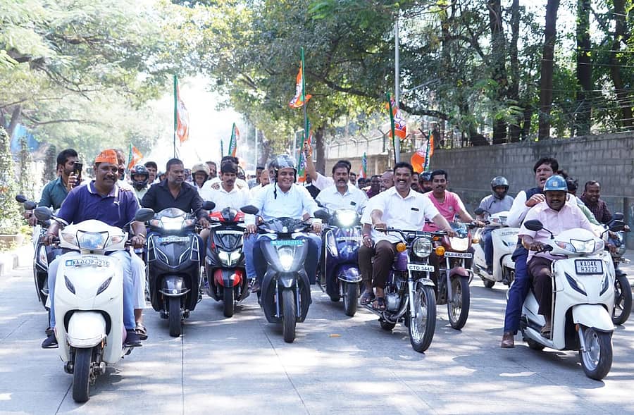 ಸಂಪಿಗೆ ರಸ್ತೆಯಲ್ಲಿ ಸಚಿವ ಡಾ.ಸಿ. ಎನ್. ಅಶ್ವತ್ಥನಾರಾಯಣ ಎಲೆಕ್ಟ್ರಿಕ್ ಸ್ಕೂಟರ್ ಚಲಾಯಿಸಿದರು