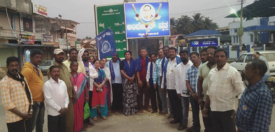 ನರಸಿಂಹರಾಜಪುರದ ನೀರಿನ ಟ್ಯಾಂಕ್ ವೃತ್ತಕ್ಕೆ ಭಾನುವಾರ ಪಟ್ಟಣ ಪಂಚಾಯಿತಿವತಿಯಿಂದ ಡಾ.ಬಿ.ಆರ್. ಅಂಬೇಡ್ಕರ್ ವೃತ್ತ ಎಂದು ನಾಮಕರಣ ಮಾಡಿ ನಾಮಫಲಕ ಅಳವಡಿಸಲಾಯಿತು