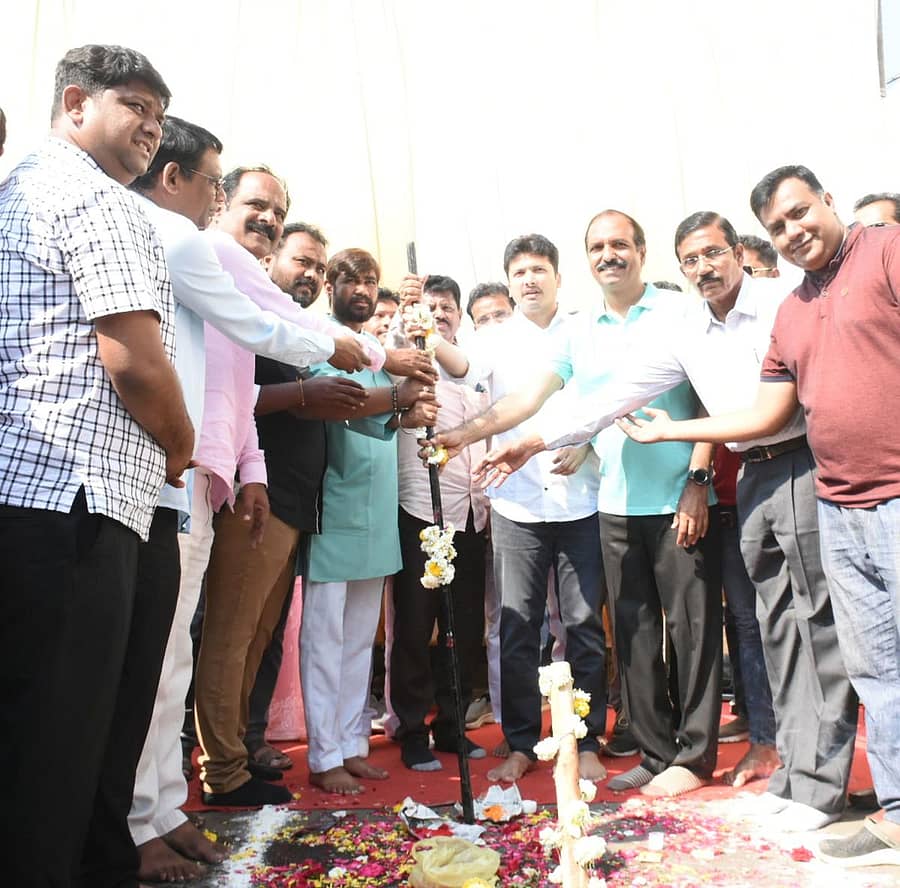 ಕೆಕೆಆರ್ಡಿಬಿ ಅಧ್ಯಕ್ಷ ದತ್ತಾತ್ರೇಯ ಪಾಟೀಲ ರೇವೂರ ಅವರು ಸೈಕಲ್ ಪಥ ನಿರ್ಮಾಣ ಕಾಮಗಾರಿಗೆ ಚಾಲನೆ ನೀಡಿದರು. ಅವಿನಾಶ್ ಕುಲಕರ್ಣಿ, ಮಲ್ಲಿಕಾರ್ಜುನ ಉದನೂರ, ಈರಣ್ಣ ಶೆಟಕಾರ, ಆರ್.ಪಿ. ಜಾಧವ್ ಇದ್ದರು