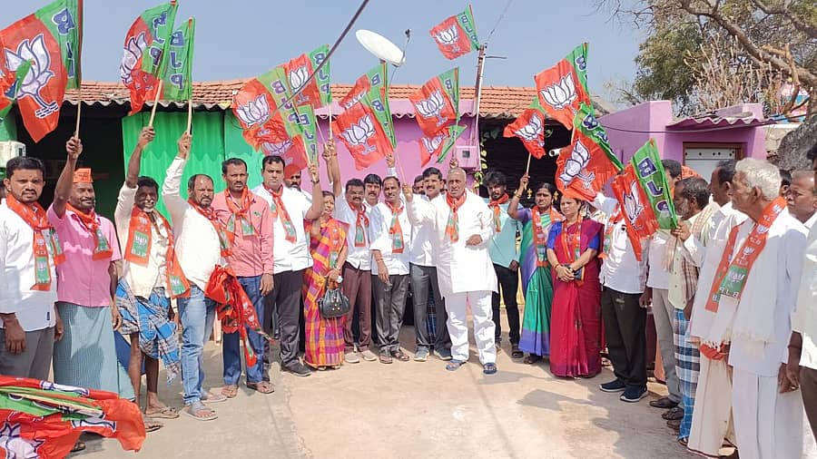 ಚಿತ್ರದುರ್ಗ ತಾಲೂಕಿನ ಮಲ್ಲಾಪುರ ಗೊಲ್ಲರಹಟ್ಟಿಯಲ್ಲಿ ಸೋಮವಾರ ಬಿಜೆಪಿ ಜಿಲ್ಲಾ ಘಟಕದಿಂದ ಆಯೋಜಿಸಿದ್ದ ‘ಬಿಜೆಪಿ ಬೂತ್‌ ವಿಜಯ’ ಅಭಿಯಾನಕ್ಕೆ ಶಾಸಕ ಜಿ.ಎಚ್‌.ತಿಪ್ಪಾರೆಡ್ಡಿ ಚಾಲನೆ ನೀಡಿದರು.