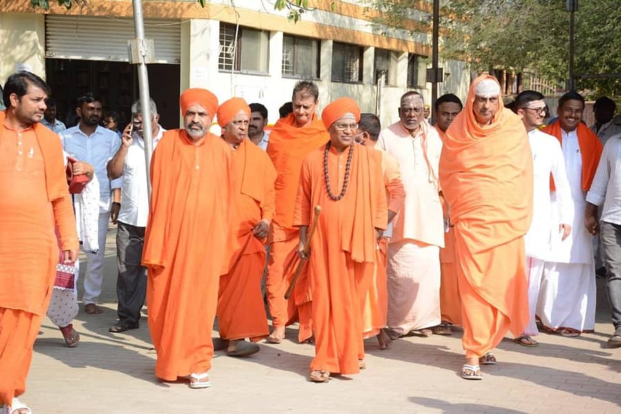 ವಿಜಯಪುರ ಜ್ಞಾನ ಯೋಗಾಶ್ರಮದ ಸಿದ್ಧೇಶ್ವರ ಶ್ರೀಗಳ ಆರೋಗ್ಯ ವಿಚಾರಿಸಲು ಆಶ್ರಮಕ್ಕೆ ಸೋಮವಾರ ಭೇಟಿ ನೀಡಿದ ಬೈಲೂರು ನಿಷ್ಕಲಮಂಟಪದ ನಿಜಗುಣ ಪ್ರಭು ತೋಂಟದಾರ್ಯ ಸ್ವಾಮೀಜಿ, ಗದುಗಿನ ತೋಂಟದಾರ್ಯಮಠದ ಡಾ. ಸಿದ್ಧರಾಮ ಸ್ವಾಮೀಜಿ, ಸುತ್ತೂರಿನ ಶಿವರಾತ್ರಿ ದೇಶಿಕೇಂದ್ರ ಸ್ವಾಮೀಜಿ ಸೇರಿದಂತೆ ವಿವಿಧ ಮಠಾಧೀಶರು 