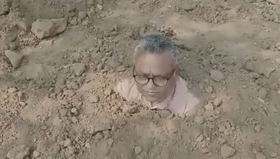 ಮಣ್ಣಿನಡಿ ಹುದುಗಿ ಪ್ರತಿಭಟಿಸುತ್ತಿರುವ ರೈತ