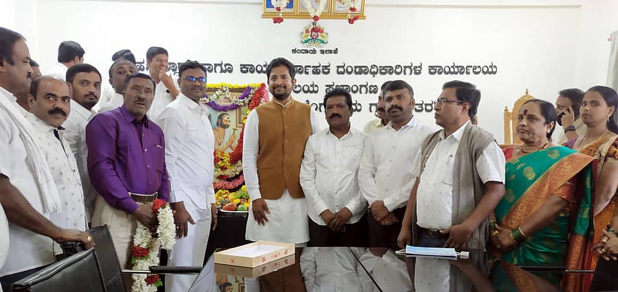 ಹೊಸಕೋಟೆ ತಾಲೂಕು ಕಚೇರಿಯಲ್ಲಿ ಜಕಣಾಚಾರಿ ಸಂಸ್ಮರಣಾ ದಿನಾಚರಣೆಯಂದು ಜಕಣಾಚಾರಿ ಭಾವಚಿತ್ರಕ್ಕೆ ಶಾಸಕ ಶರತ್ ಬಚ್ಚೇಗೌಡ ಪುಷ್ಪ ಸಮರ್ಪಿಸಿ ಗೌರವಿಸಿದರು