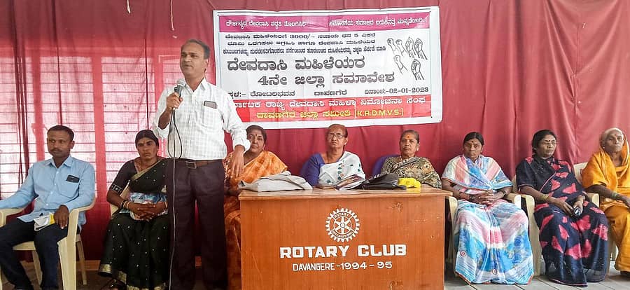ದಾವಣಗೆರೆಯ ರೋಟರಿ ಬಾಲಭವನದಲ್ಲಿ ಆಯೋಜಿಸಿದ್ದ ದೇವದಾಸಿ ಮಹಿಳೆಯರ 4ನೇ ಜಿಲ್ಲಾ ಸಮಾವೇಶವನ್ನು ಯು.ಬಸವರಾಜ ಅವರು ಉದ್ಘಾಟಿಸಿ ಮಾತನಾಡಿದರು –ಪ್ರಜಾವಾಣಿ ಚಿತ್ರ