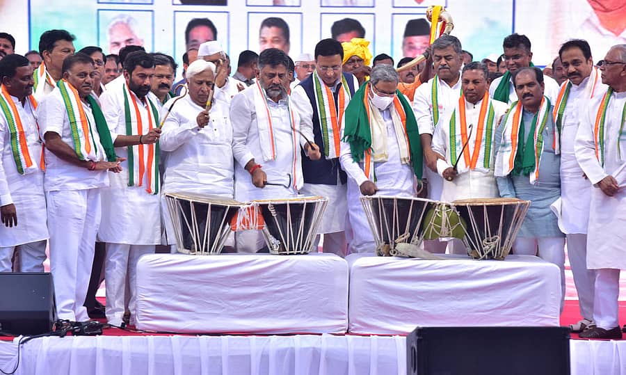 ಹುಬ್ಬಳ್ಳಿಯ ನೆಹರೂ ಮೈದಾನದಲ್ಲಿ ಕಾಂಗ್ರೆಸ್ ಆಯೋಜಿಸಿದ್ದ ಮಹದಾಯಿ: ಜಲ– ಜನ ಆಂದೋಲನ ಸಮಾವೇಶವನ್ನು ನಗಾರಿ ಬಾರಿಸುವ ಮೂಲಕ ಕೆಪಿಸಿಸಿ ಅಧ್ಯಕ್ಷ ಡಿ.ಕೆ.ಶಿವಕುಮಾರ್, ವಿಧಾನಸಭೆಯ ವಿರೋಧಪಕ್ಷದ ನಾಯಕ ಸಿದ್ದರಾಮಯ್ಯ ಉದ್ಘಾಟಿಸಿದರು. ಮುಖಂಡರಾದ ಸಲೀಂ ಅಹ್ಮದ್, ಎಚ್.ಕೆ. ಪಾಟೀಲ, ರಣದೀಪ್ಸಿಂಗ್ ಸುರ್ಜೆವಾಲಾ, ಬಿ.ಕೆ. ಹರಿಪ್ರಸಾದ್, ಕೆ.ಎಚ್. ಮುನಿಯಪ್ಪ, ಸತೀಶ ಜಾರಕಿಹೊಳಿ, ಪ್ರಸಾದ ಅಬ್ಬಯ್ಯ, ಅನಿಲಕುಮಾರ ಪಾಟೀಲ, ಎ.ಎಂ.ಹಿಂಡಸಗೇರಿ ಇದ್ದರು (ಎಡಚಿತ್ರ) ಆಂದೋಲನ ಸಮಾವೇಶದಲ್ಲಿ ಪಾಲ್ಗೊಂಡಿದ್ದ ಜನಸ್ತೋಮ