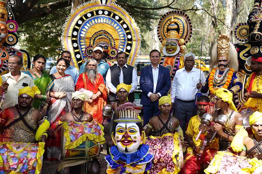 ಯುವಜನೋತ್ಸವದಲ್ಲಿ ಕಲಾವಿದರೊಂದಿಗೆ ಪ್ರಕಾಶ್ ಯೋಗಿ ಗುರೂಜಿ, ಕುಲಪತಿ ಡಾ.ಎಸ್.ಎಂ. ಜಯಕರ್ ಇದ್ದರು.