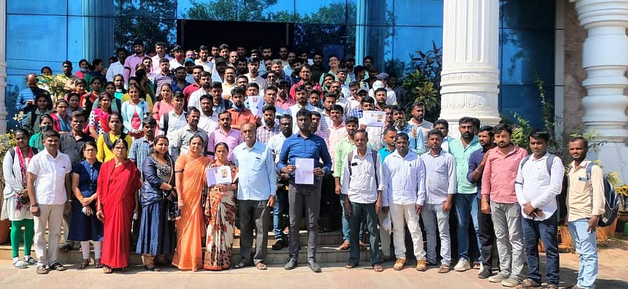 ನರೇಗಾ ಯೋಜನೆಯ ಸಿಬ್ಬಂದಿ ಸೋಮವಾರ ಜಿ.ಪಂ. ಭವನದ ಮುಂಭಾಗ ಪ್ರತಿಭಟನೆ ನಡೆಸಿದರು