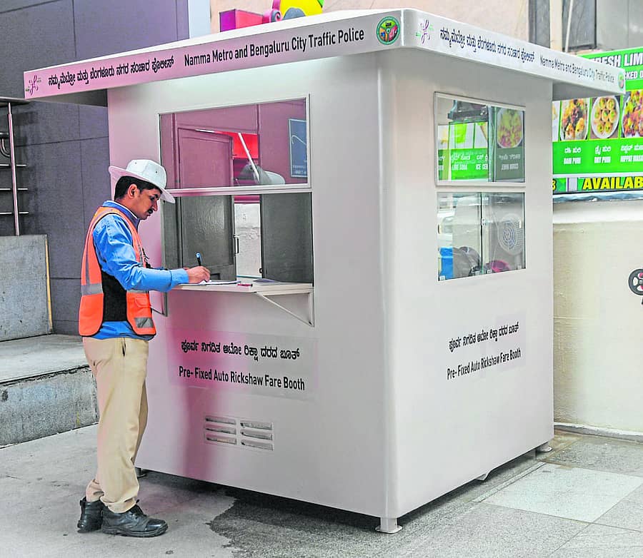 ಎಂ.ಜಿ. ರಸ್ತೆಯ ಮೆಟ್ರೊ ನಿಲ್ದಾಣ ಬಳಿ ಆರಂಭವಾಗಿರುವ ಪ್ರೀಪೇಯ್ಡ್ ಆಟೊ ಬೂತ್ – ಪ್ರಜಾವಾಣಿ ಚಿತ್ರ