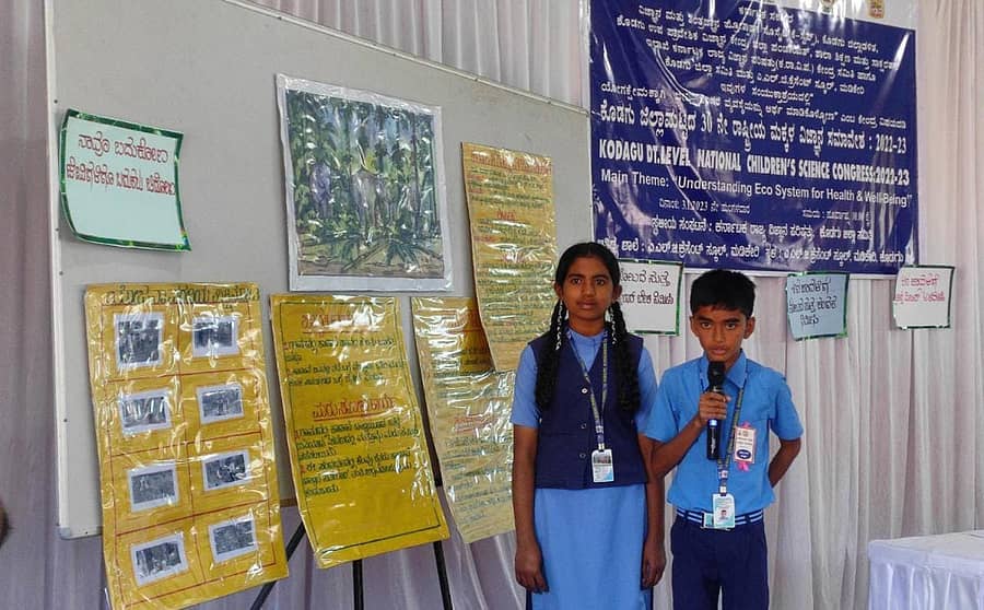 ಮಡಿಕೇರಿಯ ಎಎಲ್ಜಿ ಕ್ರೆಸೆಂಟ್ ಶಾಲೆಯಲ್ಲಿ ಮಂಗಳವಾರ ನಡೆದ ಕೊಡಗು ಜಿಲ್ಲಾಮಟ್ಟದ ಮಕ್ಕಳ ವಿಜ್ಞಾನ ಸಮಾವೇಶವನ್ನು ಜಿಲ್ಲಾಧಿಕಾರಿ ಡಾ.ಬಿ.ಸಿ.ಸತೀಶ್ ಉದ್ಘಾಟಿಸಿದರು. ಡಿಡಿಪಿಐ ಸಿ.ರಂಗಧಾಮಯ್ಯ, ಡಿಸಿಎಫ್ ಎ.ಟಿ.ಪೂವಯ್ಯ, ಸಂಘಟಕ ಟಿ.ಜಿ.ಪ್ರೇಮಕುಮಾರ್, ಮಹಮ್ಮದ್ ಹನೀಫ್, ಎಂ.ಪಿ.ಕೇಶವಕಾಮತ್, ನವೀನ್, ಮುನೀರ್ ಅಹ್ಮದ್, ಮೊಹಿದ್ದೀನ್ ಇದ್ದಾರೆ (ಎಡ ಚಿತ್ರ). 7ನೇ ಹೊಸಕೋಟೆಯ ಸರ್ಕಾರಿ ಪ್ರೌಢಶಾಲೆಯ ವಿದ್ಯಾರ್ಥಿಗಳು ವೈಜ್ಞಾನಿಕ ಪ್ರಬಂಧ ಮಂಡಿಸಿದರು