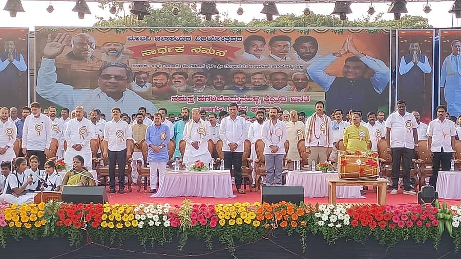 ವೇದಿಕೆಯಲ್ಲಿ ಎರಡು ನಿಮಿಷ ಮೌನ ಆಚರಿಸಿ ಸಿದ್ದೇಶ್ವರ ಸ್ವಾಮೀಜಿ ಅವರಿಗೆ ಗೌರವ ಸಲ್ಲಿಸಿದ ಮುಖಂಡರು