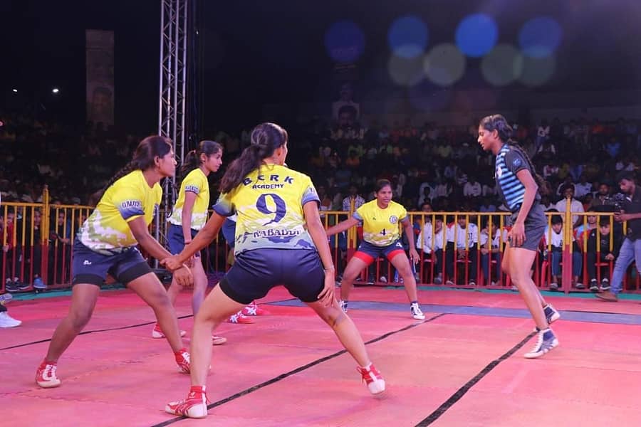 ಹುಬ್ಬಳ್ಳಿ ಬಿ.ಸಿ.ರಮೇಶ ಅಕಾಡೆಮಿ ತಂಡದ ವಿರುದ್ಧ ರೇಡಿಂಗ್ ನಡೆಸಿದ ಕೇರಳ ತಂಡದ ಆಟಗಾರ್ತಿ