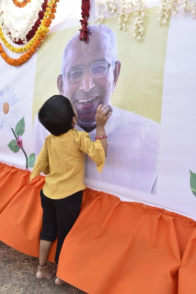 ನಡೆದಾಟ ನಿಲ್ಲಿಸಿದ ದೇವರಿಗೆ ಪುಟಾಣಿಯಿಂದ ಮುತ್ತಿನ ನಮನ – ಚಿತ್ರ: ರಾಜು ಢವಳಗಿ