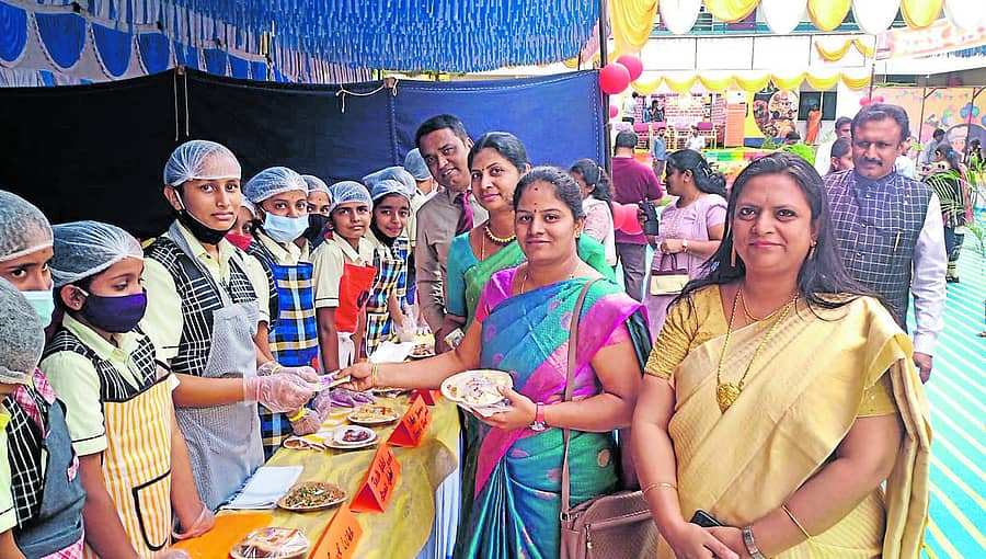 ನಗರಸಭೆ ಅಧ್ಯಕ್ಷೆ ಬಿ.ಕೆ. ಪವಿತ್ರಾ ಆಹಾರ ಮೇಳ ಉದ್ಘಾಟಿಸಿ ವಿದ್ಯಾರ್ಥಿಗಳಿಂದ ಖರೀದಿ ನಡೆಸಿದರು. ಶಾಜಿಯಾ ಹಾಗೂ ಅಲ್ತಾಫ್ ಅಹಮ್ಮದ್ ಇದ್ದರು