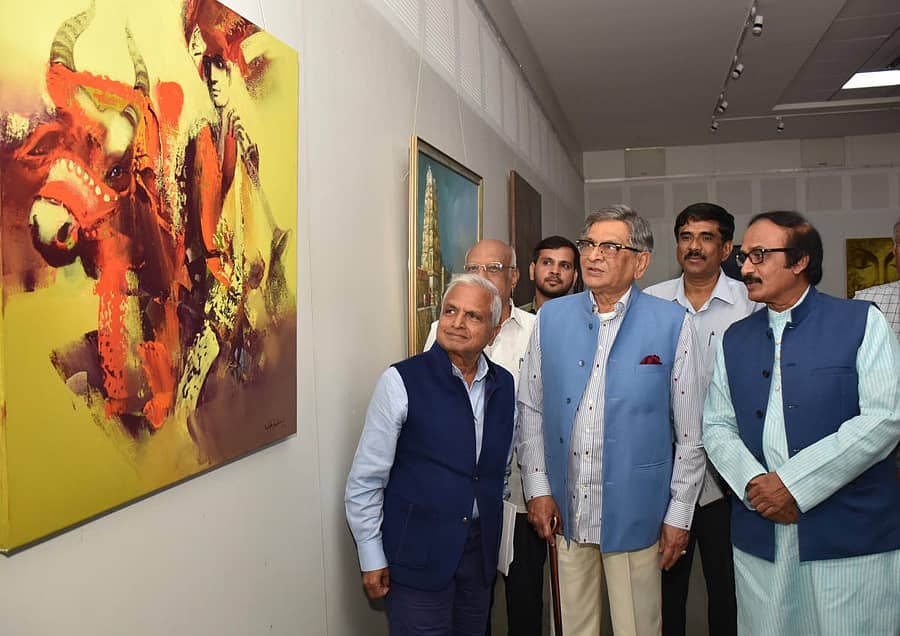 ಕರ್ನಾಟಕ ಚಿತ್ರಕಲಾ ಪರಿಷತ್ತಿನ ಕಲಾ ಗ್ಯಾಲರಿಯಲ್ಲಿನ ಕಲಾಕೃತಿಗಳನ್ನು ಬಿಜೆಪಿ ಮುಖಂಡ ಹಾಗೂ ಕರ್ನಾಟಕ ಚಿತ್ರಕಲಾ ಪರಿಷತ್ ಟ್ರಸ್ಟ್ ಅಧ್ಯಕ್ಷ ಎಸ್.ಎಂ. ಕೃಷ್ಣ ವೀಕ್ಷಿಸಿದರು. ಬಿ.ಎಲ್. ಶಂಕರ್ ಹಾಗೂ ಪದಾಧಿಕಾರಿಗಳು ಇದ್ದಾರೆ. – ಪ್ರಜಾವಾಣಿ ಚಿತ್ರ