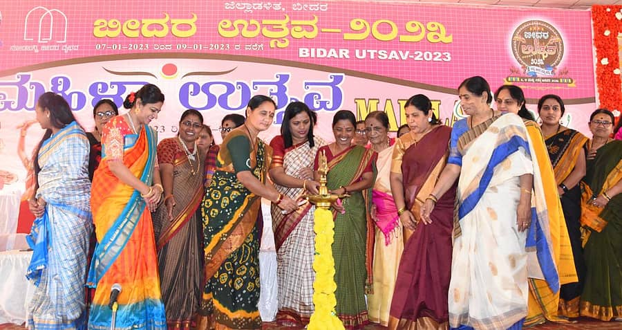ಬೀದರ್‌ನ ಝೀರಾ ಕನ್ವೆನ್ಯನ್ ಹಾಲ್‌ನಲ್ಲಿ ಬೀದರ್ ಉತ್ಸವದ ಅಂಗವಾಗಿ ಆಯೋಜಿಸಿದ್ದ ಮಹಿಳಾ ಉತ್ಸವಕ್ಕೆ ಸಾಧಕಿ ನಾಗವೇಣಿ ಶಂಕರ ಮರಕಲ್‌ಕರ್‌ ಹಾಗೂ ರಾಷ್ಟ್ರೀಯ ಫ್ಲಾರೆನ್ಸ್ ನೈಟಿಂಗೇಲ್ ಪ್ರಶಸ್ತಿ ಪುರಸ್ಕೃತ ಶುಶ್ರೂಷಾ ಅಧಿಕಾರಿ ಲಕ್ಷ್ಮಿ ಮೇತ್ರೆ ಜಂಟಿಯಾಗಿ ಚಾಲನೆ ನೀಡಿದರು