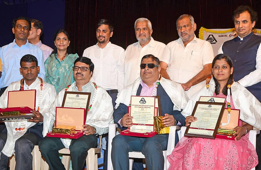 ವಿಶ್ವ ಬ್ರೈಲ್ ದಿನದ ಅಂಗವಾಗಿ ಬುಧವಾರ ನಡೆದ ಕಾರ್ಯಕ್ರಮದಲ್ಲಿ (ಕುಳಿತವರು ಎಡದಿಂದ) ನಾಗನಗೌಡ, ಕಮಲ್ ಮಾಲು, ಸಂಜಯ್ ಶ್ರೀಕಾಂತ್ ಜೈನ್ ಮತ್ತು ಮಾನಸ ಅವರಿಗೆ ನ್ಯಾಷನಲ್ ಫೆಡರೇಷನ್ ಆಫ್ ದಿ ಬ್ಲೈಂಡ್ (ಎನ್.ಎಫ್.ಬಿ) ಎಕ್ಸಾಲೆನ್ಸಿ ಪ್ರಶಸ್ತಿ ನೀಡಲಾಯಿತು. (ನಿಂತವರು ಎಡದಿಂದ) ಎನ್.ಎಫ್.ಬಿ ಅಧ್ಯಕ್ಷ ನಾಗರಾಜ್ ಎಂ, ಡಾ. ಲತಾ ಕುಮಾರಿ, ಸತೇಂದ್ರ ಸಿಂಗ್, ಮೋಹನ್ ಕೊಂಡಾಜಿ, ಕಾನೂನು ಸಚಿವ ಮಾಧುಸ್ವಾಮಿ ಮತ್ತು ರಾಜ್ ಕೃಷ್ಣಮೂರ್ತಿ ಇದ್ದರು. -ಪ್ರಜಾವಾಣಿ ಚಿತ್ರ
