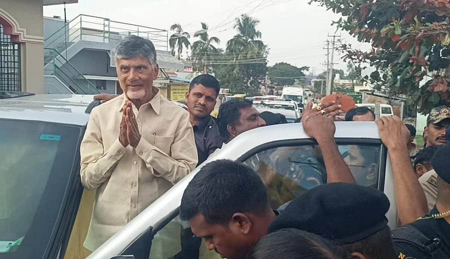 ಆಂಧ್ರಪ್ರದೇಶದ ಕುಪ್ಪಂ ಕ್ಷೇತ್ರಕ್ಕೆ ತೆರಳುವ ವೇಳೆ ಕೆಜಿಎಫ್ ತಾಲ್ಲೂಕು ಎಂ.ಕೊತ್ತೂರು ಗ್ರಾಮಕ್ಕೆ ಬುಧವಾರ ಆಗಮಿಸಿದ ಚಂದ್ರಬಾಬು ನಾಯ್ಡು ಅವರು ಅಭಿಮಾನಿಗಳಿಗೆ ನಮಸ್ಕರಿಸಿದರು