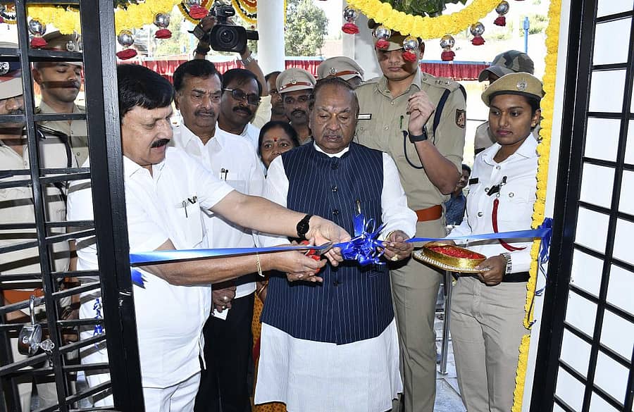 ಶಿವಮೊಗ್ಗದಲ್ಲಿ ಬುಧವಾರ ಪೂರ್ವ ಸಂಚಾರ ಪೊಲೀಸ್ ಠಾಣೆಯನ್ನು ಗೃಹ ಸಚಿವ ಆರಗ ಜ್ಞಾನೇಂದ್ರ ಹಾಗೂ ಶಾಸಕ ಕೆ.ಎಸ್.ಈಶ್ವರಪ್ಪ ಉದ್ಘಾಟಿಸಿದರು