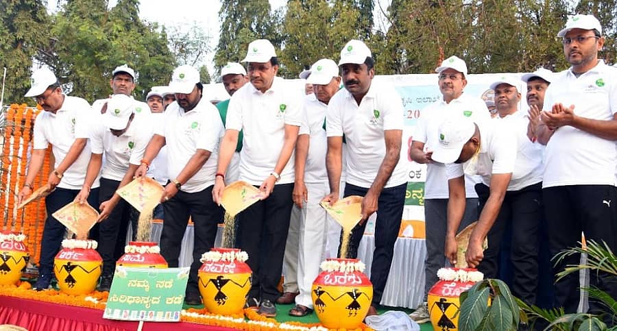 ಬೀದರ್ ಉತ್ಸವ ನಿಮಿತ್ತ ಬೀದರ್ನಲ್ಲಿ ಗುರುವಾರ ಆಯೋಜಿಸಿದ್ದ ಸಿರಿಧಾನ್ಯ ನಡಿಗೆಗೆ ಕೇಂದ್ರ ನವೀಕರಿಸಬಹುದಾದ ಇಂಧನ ಮೂಲ ಹಾಗೂ ರಸಗೊಬ್ಬರ ಖಾತೆ ರಾಜ್ಯ ಸಚಿವ ಭಗವಂತ ಖೂಬಾ ಚಾಲನೆ ನೀಡಿದರು