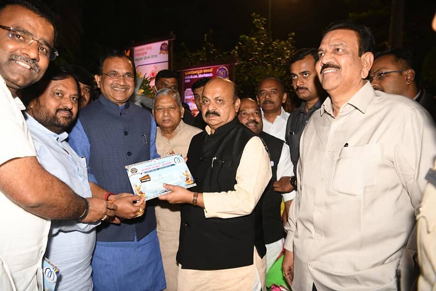 ಬೆಂಗಳೂರಿನಲ್ಲಿ ಬುಧವಾರ ಕೇಂದ್ರ ರಸಗೊಬ್ಬರ ಖಾತೆ ರಾಜ್ಯ ಸಚಿವ ಭಗವಂತ ಖೂಬಾ ನೇತೃತ್ವದ ನಿಯೋಗ ಮುಖ್ಯಮಂತ್ರಿ ಬಸವರಾಜ ಬೊಮ್ಮಾಯಿ ಅವರನ್ನು ಭೇಟಿ ಮಾಡಿ ಬೀದರ್ ಉತ್ಸವಕ್ಕೆ ಆಗಮಿಸುವಂತೆ ಆಹ್ವಾನ ಪತ್ರಿಕೆ ನೀಡಿತು