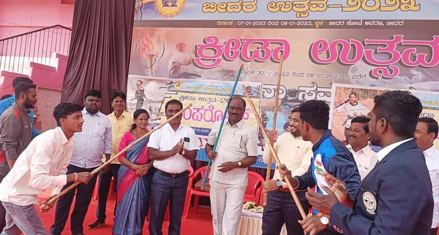 ಬೀದರ್ ಉತ್ಸವ ನಿಮಿತ್ತ ಬೀದರ್‍ನ ನೆಹರೂ ಕ್ರೀಡಾಂಗಣದಲ್ಲಿ ಬೀದರ್ ಮೈನಾರಿಟಿ ಸ್ಪೋಟ್ರ್ಸ್ ಅಸೋಸಿಯೇಷನ್ ವತಿಯಿಂದ ಆಯೋಜಿಸಿದ್ದ ದೊಣ್ಣೆ ವರಸೆ ಸ್ಪರ್ಧೆಗೆ ಪದವಿಪೂರ್ವ ಶಿಕ್ಷಣ ಇಲಾಖೆಯ ಉಪ ನಿರ್ದೇಶಕ ಚಂದ್ರಕಾಂತ ಶಹಾಬಾದಕರ್ ಚಾಲನೆ ನೀಡಿದರು