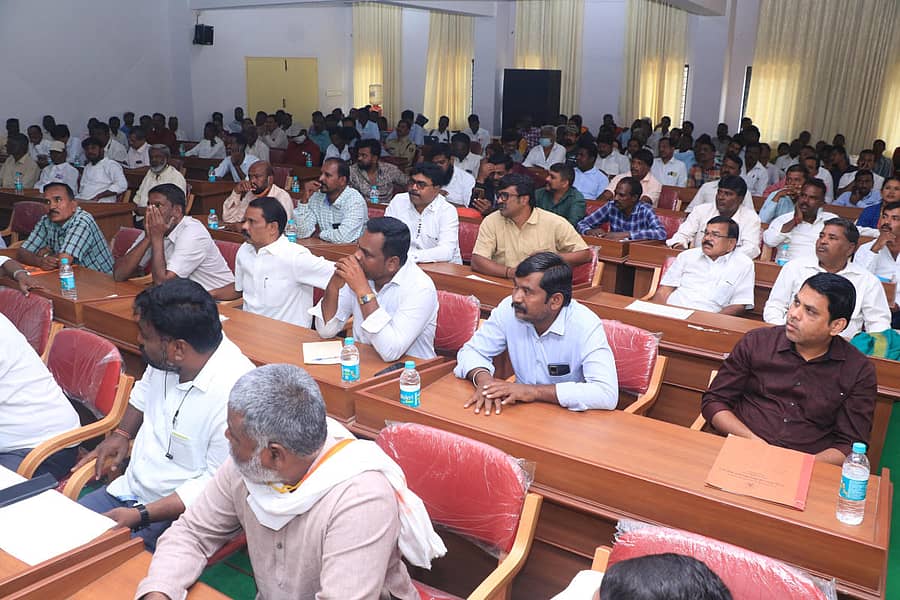 ಚಾಮರಾಜನಗರದಲ್ಲಿ ಗುರುವಾರ ನಡೆದ ಜಿಲ್ಲಾ ಎಸ್‌ಸಿ, ಎಸ್‌ಟಿ ಹಿತರಕ್ಷಣಾ ಸಮಿತಿ ಸಭೆಯಲ್ಲಿ ‍ಎರಡೂ ಸಮುದಾಯಗಳ ಮುಖಂಡರು ಭಾಗವಹಿಸಿದ್ದರು