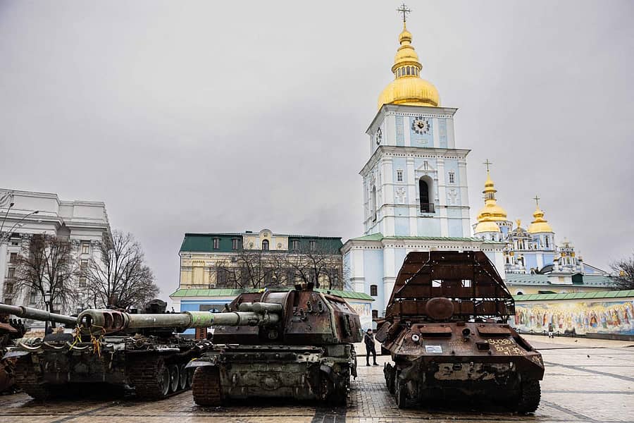 ಯುದ್ಧದಲ್ಲಿ ನಾಶಗೊಂಡಿರುವ ರಷ್ಯಾದ ಸೇನಾ ವಾಹನಗಳ ಅವಶೇಷಗಳನ್ನು ಉಕ್ರೇನ್‌ನ ರಾಜಧಾನಿ ಕೀವ್‌ನಲ್ಲಿರುವ ಮೂವರು ಸಂತರ ಚರ್ಚ್‌ ಎದುರು ಪ್ರದರ್ಶಿಸಲಾಗಿದೆ –ಎಎಫ್‌ಪಿ ಚಿತ್ರ