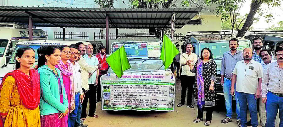ಯಾದಗಿರಿಯ ಜಿಲ್ಲಾ ಪಾಲಿಕ್ಲಿನಿಕ್ ಆಸ್ಪತ್ರೆಯಲ್ಲಿ ಪಶುಪಾಲನಾ ಮತ್ತು ಪಶು ವೈದ್ಯಕೀಯ ಸೇವಾ ಇಲಾಖೆಯ 3ನೇ ಸುತ್ತಿನ ಕಾಲು-ಬಾಯಿ ರೋಗ ನಿಯಂತ್ರಣ ಲಸಿಕಾ ಅಭಿಯಾನಕ್ಕೆ ಜಿಲ್ಲಾಧಿಕಾರಿ ಸ್ನೇಹಲ್ ಆರ್., ಹಸಿರು ನಿಶಾನೆ ತೋರಿಸಿದರು