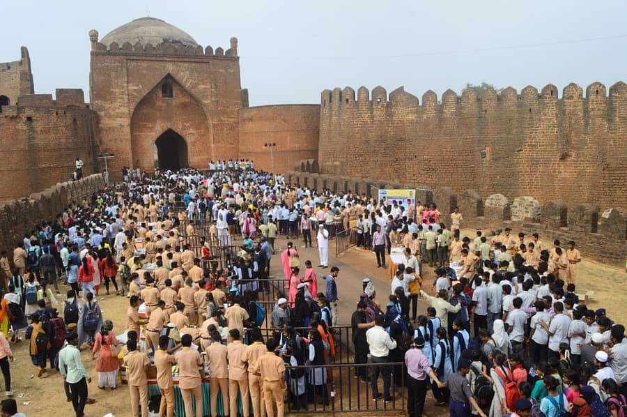ಬೀದರ್ನಲ್ಲಿ ಬೀದರ್ ಉತ್ಸವ ಪ್ರಯುಕ್ತ ನಡೆದ ಪಾರಂಪರಿಕ ನಡಿಗೆಯಲ್ಲಿ ಶಾಹೀನ್ ಪದವಿಪೂರ್ವ ವಿಜ್ಞಾನ ಕಾಲೇಜು ವತಿಯಿಂದ ಸಾರ್ವಜನಿಕರಿಗೆ ಉಪಾಹಾರ ಪೊಟ್ಟಣ ಉಚಿತವಾಗಿ ವಿತರಿಸಲಾಯಿತು