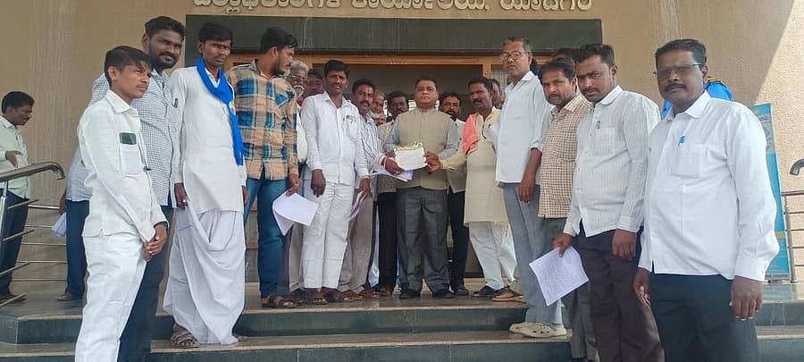 ವಡಗೇರಾ ತಾಲ್ಲೂಕಿನ ನಾಯ್ಕಲ್ ಜಿಲ್ಲಾ ಪಂಚಾಯಿತಿ ಕ್ಷೇತ್ರ ರದ್ದುಪಡಿಸಿ ವಡಗೇರಾದಲ್ಲಿ ಸೇರ್ಪಡೆ ಮಾಡಿರುವುದು ಅವೈಜ್ಞಾನಿಕ ಎಂದು ಆರೋಪಿಸಿ ಮನವಿ ಸಲ್ಲಿಸಲಾಯಿತು