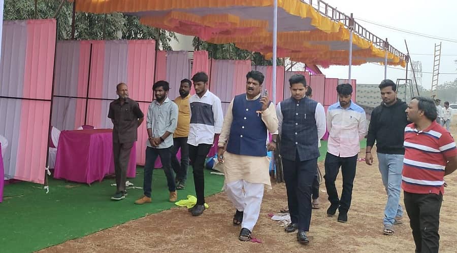 ಬೀದರ್ನ ಬಿ.ವಿ. ಭೂಮರಡ್ಡಿ ಕಾಲೇಜು ಮೈದಾನದಲ್ಲಿ ಆಯೋಜಿಸಿರುವ ಬೃಹತ್ ಉದ್ಯೋಗ ಮೇಳದ ಸಿದ್ಧತೆಯನ್ನು ಫೌಂಡೇಶನ್ ಅಧ್ಯಕ್ಷ ಸೂರ್ಯಕಾಂತ ನಾಗಮಾರಪಳ್ಳಿ, ನಿರ್ದೇಶಕ ತರುಣ್ ಸೂರ್ಯಕಾಂತ ನಾಗಮಾರಪಳ್ಳಿ ಪರಿಶೀಲಿಸಿದರು