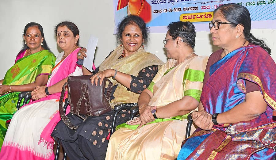 ನಗರದಲ್ಲಿ ಮಂಗಳವಾರ 'ಭೀಮ್ ಆರ್ಮಿ' ಸಾವಿತ್ರಿಬಾಯಿ ಫುಲೆ ಜನ್ಮದಿನಾಚರಣೆ ಅಂಗವಾಗಿ ಆಯೋಜಿಸಿದ್ದ ಮಹಿಳೆಯರ ಹಕ್ಕುಗಳ ಕುರಿತು ಒಂದು ಸಂವಾದ ಕಾರ್ಯಕ್ರಮದಲ್ಲಿ (ಎಡದಿಂದ) ಮಹಾರಾಣಿ ಕಾಲೇಜಿನ ಇತಿಹಾಸ ವಿಭಾಗದ ಪ್ರಾಧ್ಯಾಪಕಿ ಪ್ರೊ.ಕಾವಲಮ್ಮ, ಕನ್ನಡ ಪ್ರಾಧ್ಯಾಪಕಿ ಎಂ.ಎಸ್ ಆಶಾದೇವಿ, ಬಹು ಮಾಧ್ಯಮ ತಜ್ಞೆ ಶಮಂತಾ, ಲೇಖಕಿ ಡಾ.ಸರೋಜಾ, ಡಾ.ಕೆ ಶರೀಫಾ ಭಾಗವಹಿಸಿದ್ದರು - ಪ್ರಜಾವಾಣಿ ಚಿತ್ರ
