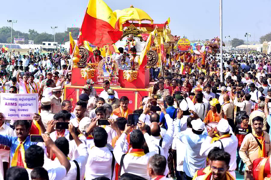 ನುಡಿಜಾತ್ರೆಯ ಅಂಗವಾಗಿ ಸಮ್ಮೇಳನಾಧ್ಯಕ್ಷರ ಮೆರವಣಿಗೆ ಸಹಸ್ರಾರು ಜನರ ಸಮ್ಮುಖದಲ್ಲಿ ಅದ್ಧೂರಿಯಾಗಿ ನಡೆಯಿತು    – ಪ್ರಜಾವಾಣಿ ಚಿತ್ರ: ಗೋವಿಂದರಾಜ ಜವಳಿ
