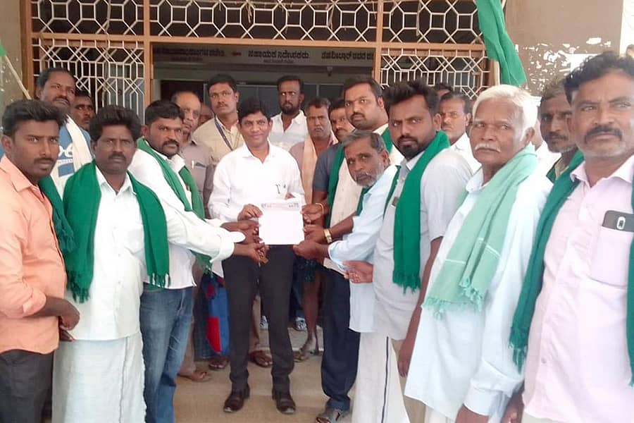 ರೈತರು ಪಡೆಯುವ ಪಹಣಿ ಬೆಲೆ ಹೆಚ್ಚಳ ಖಂಡಿಸಿ ಹಾಗೂ ವಾರ್ಷಿಕವಾಗಿ ರೈತರಿಗೆ ಬೇಕಾಗುವಷ್ಟು ಪಹಣಿಗಳನ್ನು ಉಚಿತವಾಗಿ ನೀಡಬೇಕು ಎಂದು ಒತ್ತಾಯಿಸಿ ತಾಲ್ಲೂಕು ರೈತ ಸಂಘದ ಕಾರ್ಯಕರ್ತರು ಶುಕ್ರವಾರ ಚನ್ನಗಿರಿಯಲ್ಲಿ ಪ್ರತಿಭಟನೆ ನಡೆಸಿ ತಹಶೀಲ್ದಾರ್ ಪಟ್ಟರಾಜಗೌಡ ಅವರಿಗೆ ಮನವಿ ಸಲ್ಲಿಸಿದರು.