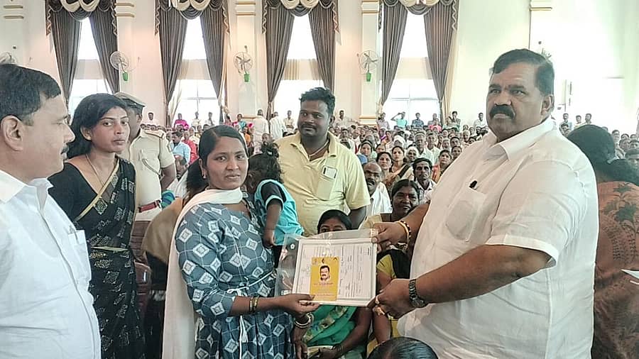 ಕಡೂರಿನಲ್ಲಿ ನಡೆದ ಕಾರ್ಯಕ್ರಮದಲ್ಲಿ ಬಗರ್ ಹುಕುಂ ಸಾಗುವಳಿದಾರರಿಗೆ ಶಾಸಕ ಬೆಳ್ಳಿಪ್ರಕಾಶ್ ಹಕ್ಕುಪತ್ರ ವಿತರಿಸಿದರು