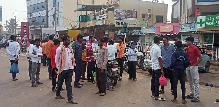 ವಿಜಯಪುರ ನಗರದ ಗೋದಾವರಿ ಹೋಟೆಲ್ ಬಳಿ ಕೆಲಸಕ್ಕಾಗಿ ಕಾಯುತ್ತಿರುವ ಕೂಲಿ ಕಾರ್ಮಿಕರು