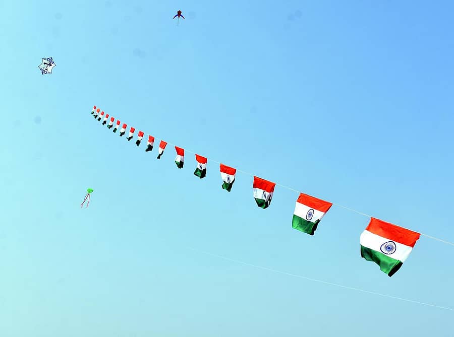 ಬೀದರ್ ಉತ್ಸವದ ಅಂಗವಾಗಿ ಕೋಟೆಯಲ್ಲಿ ಆಯೋಜಿಸಿರುವ ಪತಂಗ ಉತ್ಸವದಲ್ಲಿ ಆಗಸದಲ್ಲಿ ಏಕಕಾಲಕ್ಕೆ ಹಾರಾಡಿದ ರಾಷ್ಟ್ರ ಧ್ವಜದ 75 ಪತಂಗಗಳು