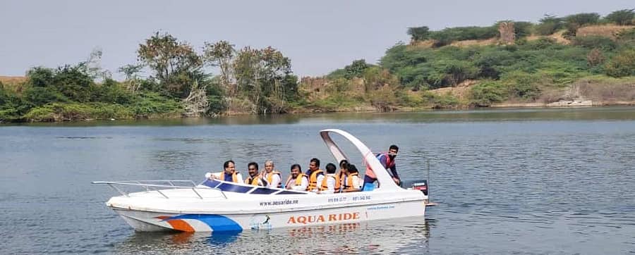 ಬೀದರ್ ಉತ್ಸವದ ಅಂಗವಾಗಿ ಕೋಟೆಯ ಬೋಮಗೊಂಡೇಶ್ವರ ಕೆರೆಯಲ್ಲಿ ವ್ಯವಸ್ಥೆ ಮಾಡಲಾದ ಬೋಟಿಂಗ್ ಉತ್ಸವದಲ್ಲಿ ಬೋಟ್ನಲ್ಲಿ ಕುಳಿತು ಸಂಭ್ರಮಿಸಿದ ಗಣ್ಯರು