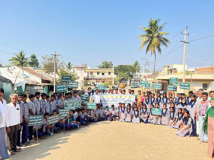 ಅಂತರರಾಷ್ಟ್ರೀಯ ಸಿರಿಧಾನ್ಯಗಳ ವರ್ಷದ ಅಂಗವಾಗಿ ದಾವಣಗೆರೆ ತಾಲ್ಲೂಕಿನ ಆಲೂರು ಗ್ರಾಮದಲ್ಲಿ ಸಿರಿಧಾನ್ಯ ಜಾಥಾ ಈಚೆಗೆ ನಡೆಯಿತು.