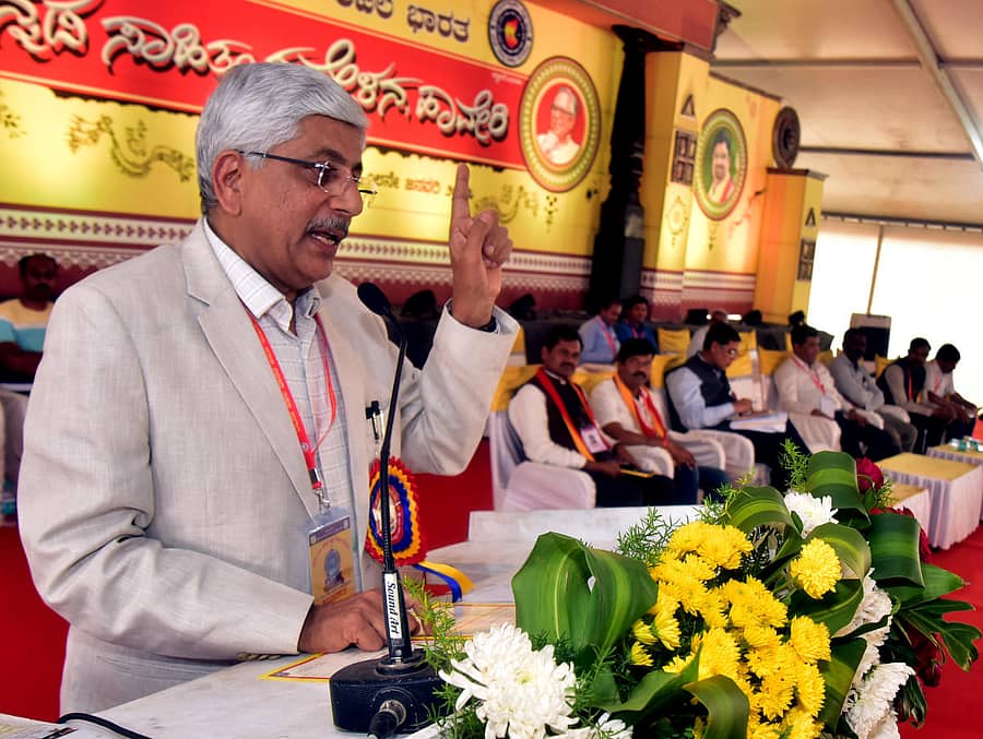 ಕನ್ನಡ ಸಾಹಿತ್ಯ ಸಮ್ಮೇಳನದಲ್ಲಿ ಶನಿವಾರ ನಡೆದ ಕನ್ನಡಪರ ಮತ್ತು ಪ್ರಗತಿಪರ ವರದಿಗಳ ಅನುಷ್ಠಾನ ಗೋಷ್ಠಿಯಲ್ಲಿ ಹಿಂದುಳಿದ ವರ್ಗಗಳ ಆಯೋಗದ ಅಧ್ಯಕ್ಷ ಕೆ. ಜಯಪ್ರಕಾಶ್ ಹೆಗ್ಡೆ ಮಾತನಾಡಿದರು