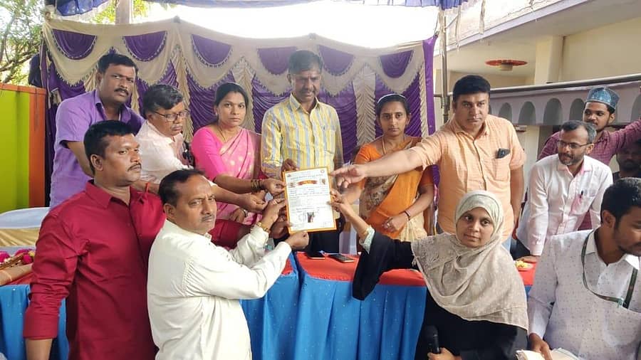 ಚಿಂತಾಮಣಿಯ ಟಿಪ್ಪು ನಗರದಲ್ಲಿ ಶನಿವಾರ ಶಾಸಕ ಎಂ. ಕೃಷ್ಣಾರೆಡ್ಡಿ ಮತ್ತು ನಗರಸಭೆ ಅಧ್ಯಕ್ಷೆ ರೇಖಾ ಉಮೇಶ್ ಫಲಾನುಭವಿಗಳಿಗೆ ಹಕ್ಕುಪತ್ರ ವಿತರಿಸಿದರು