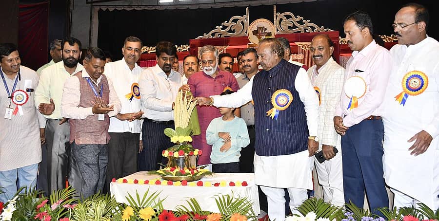 ಶಿವಮೊಗ್ಗದಲ್ಲಿ ಶನಿವಾರ ಆರಂಭವಾದ ರಾಜ್ಯಮಟ್ಟದ ಪ್ರತಿಭಾ ಕಾರಂಜಿ ಹಾಗೂ ಕಲೋತ್ಸವವನ್ನು ಸಚಿವ ಬಿ.ಸಿ. ನಾಗೇಶ್ ಉದ್ಘಾಟಿಸಿದರು (ಎಡಚಿತ್ರ). ವಿದ್ಯಾರ್ಥಿನಿಯರು ಆಕರ್ಷಕ ಜನಪದ ನೃತ್ಯ ಪ್ರದರ್ಶಿಸಿದರು.